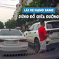 Bức xúc tài xế ngang nhiên dừng đỗ ô tô giữa đường, mặc kệ các xe khác