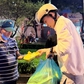 Trung úy công an dành dụm tiền lương để phát cơm tặng người nghèo