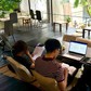Khi người trẻ 'biến' quán cà phê thành... văn phòng di động