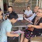 'Phát sốt' clip người bà giản dị ở TP.HCM cầm xấp sổ đỏ chia đều cho 10 cháu nội ngoại