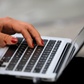 Chọn vỏ nhựa hay kim loại để giúp laptop mát hơn?