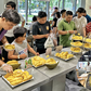 Ùn ùn khách kéo đến buffet sầu riêng ở TP.HCM ngày đầu: Cửa hàng tăng thêm 2 tấn