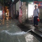 TP.HCM mưa lớn tối cuối tuần: Đường Nguyễn Văn Khối nước tràn vào tầng hầm nhà dân