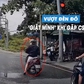 Thanh niên lái xe máy vượt đèn đỏ, 'hết hồn' phanh gấp khi thấy CSGT