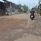 Xe ben làm rơi đất đá xuống đường