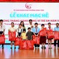Phó chủ tịch UBND TP.HCM trao quà cho học sinh nhân dịp hè