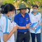 Thầy giáo làm điều này ở cổng trường thi hơn một thập kỷ