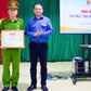 Trao huy hiệu 'Tuổi trẻ dũng cảm' cho đại úy công an cứu trẻ đuối nước