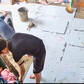 Clip thợ xây thay nhau đưa võng cho bé gái ngủ ngon