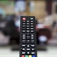 Lý do khiến remote TV đa năng dần 'thất sủng'