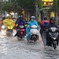 Mưa lớn ở TP.HCM: Nhiều tuyến đường lại ngập sâu, người dân chật vật dắt bộ xe