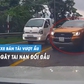 Phẫn nộ xe bán tải 'cướp làn' vượt ẩu trên đèo, bất chấp trời mưa đường trơn
