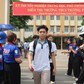 Thi xong tốt nghiệp THPT, nam sinh lao ra cổng làm cú 'siu' như Ronaldo