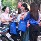 Không chỉ tiếp sức thí sinh, tình nguyện viên còn làm điều đặc biệt ngoài cổng trường