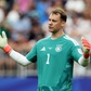 Manuel Neuer vi phạm luật FIFA ngày tái xuất đội tuyển Đức, may mắn thoát án phạt