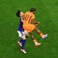 Depay gây phẫn nộ vì đánh vào mặt cầu thủ Nhật Bản, video lộ chứng cứ ‘rành rành’: VAR bị réo tên