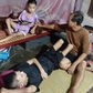 Hai anh em bị bại liệt, ước mơ có xe lăn đến trường