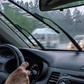 Vì sao nhiều tài xế vẫn hé kính ô tô khi trời mưa lớn?
