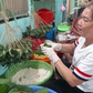 Cả xóm ở TP.HCM thức xuyên đêm gói hàng trăm ngàn chiếc bánh ú đón Tết Đoan Ngọ