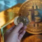 Giá Bitcoin hôm nay 18.6.2026: Thủng đáy 64.000 USD sau tuyên bố của ông Donald Trump