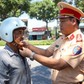 Tưởng bị phạt, người dân Đà Nẵng bất ngờ khi CSGT tặng mũ bảo hiểm