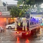 CSGT dùng xe đặc chủng chở người dân vượt đường ngập sâu giữa mưa lớn ở TP.HCM