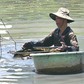 27 năm mưu sinh dưới dòng rạch đen: Chuyện người đàn ông đãi bùn tìm trùn chỉ
