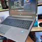 Vì sao một số laptop lại có bàn di chuột nằm lệch về bên trái?