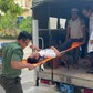 Công an xã ở Quảng Ngãi vượt núi đưa 2 người bị sét đánh đi cấp cứu