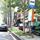 Rác bủa vây nhà chờ xe buýt