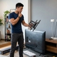 Nên treo TV lên tường hay đặt trên kệ?