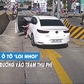 Phẫn nộ ô tô tạt đầu, giành đường vào trạm thu phí suýt gây tai nạn