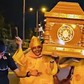 Khiêng quan tài nhảy múa trên đường: Trò đùa lệch chuẩn