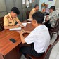 Tài xế xe khách đi ngược phần đường còn thách thức người đi đúng