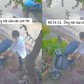 Phía sau clip người đàn ông lớn tuổi lặng lẽ treo túi đồ ăn ở xe