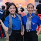 Hát cùng bà nội, cô gái 'triệu view' gây chú ý