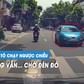 Ô tô con chạy ngược chiều, vẫn nghiêm túc dừng chờ đèn đỏ trên phố