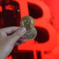 Giá Bitcoin hôm nay 17.7.2026: Bitcoin lao dốc khi chứng khoán Mỹ bị bán tháo