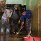 Thanh niên dốc sức giúp dân Mường Than khắc phục hậu quả lũ quét