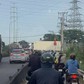 Xe container liên tục cắt ngang đường Võ Chí Công: Người đi đường nơm nớp lo tai nạn