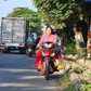 Sửa cầu Ông Lớn, xe máy nối đuôi nhau chạy ngược chiều trên đường Nguyễn Văn Linh
