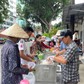 Những suất cơm trao gửi yêu thương
