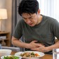 Vì sao vừa ăn xong là đau bụng? Bác sĩ nêu nguyên nhân thường gặp