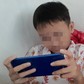 Con 'nghiện' điện thoại hay người lớn không nêu gương?