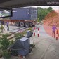 Xe đầu kéo tông gãy chắn ngang đường sắt, tài xế bị giữ bằng lái