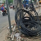 Dây cáp thòng xuống đường