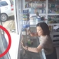 Nhóm thợ hồ đang ăn trước nhà thuốc vội đứng dậy, dược sĩ nói: 'Cứ ngồi đi cô chú!'