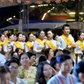 Mùa Vu lan: Xúc động hình ảnh cô bé 10 tuổi bật khóc nhớ mẹ đã khuất