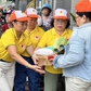 Một bàn tay trao đi, một bàn tay đón nhận