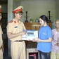 CSGT Công an TP.Huế tặng máy tính, tiếp sức nữ sinh viên mồ côi